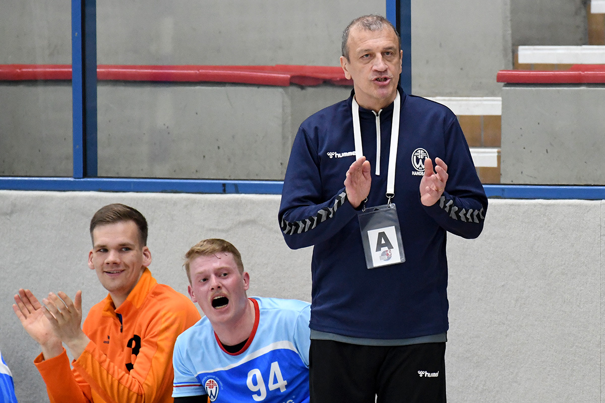 Beifall vom Trainer: Axel Taudien war mit der Leistung seiner Mannschaft gegen den HC Heeren-Werve rundum zufrieden. Archivfoto: MSW