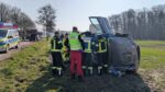 Ein Alleinunfall eines Pkw ereignete sich am Montag (10.03.2025) auf der Südkirchener Straße in Werne. Feuerwehr, Polizei und Rettungsdienst waren im Einsatz. Foto: FFW