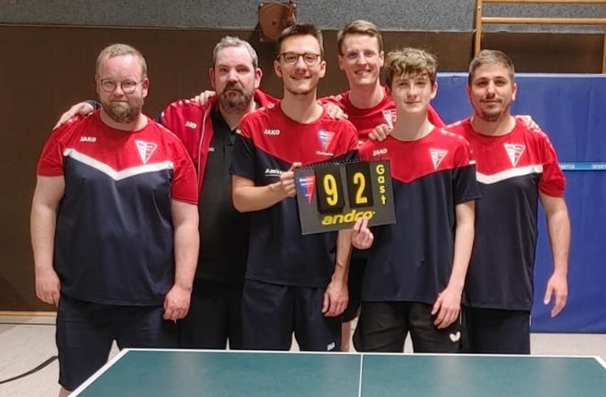 Der zweite hohe Sieg in Serie zum Auftakt in den Endspurt der langen Saison 2024/25 gelang (v.l.) Matthias Holtmann, Andre Wodetzki, Luca Bröcker, Kapitän Moritz Overhage, Jan von Frantzius und Lino de Almeida. Foto: Verein