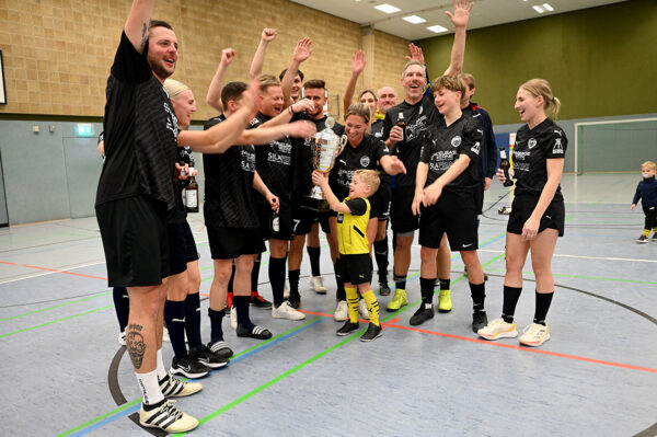 Der Kleinste hält den großen Siegerpokal: Das Team Padel Base Werne gewann die elfte Auflage des Fußball-Juxturniers „Werne kickt“. Foto: MSW