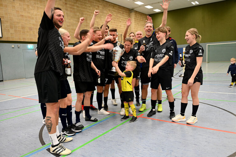 Der Kleinste hält den großen Siegerpokal: Das Team Padel Base Werne gewann die elfte Auflage des Fußball-Juxturniers „Werne kickt“. Foto: MSW