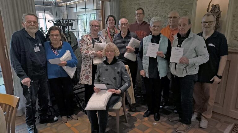 Anwesende Jubilare mit dem Vorsitzenden Kurt Wörmann (links) und dem stellvertretenden Vorsitzenden Uwe Wittenberg (rechts) sowie dem neuen Beisitzer Manfred Schweer (3.v.r.); 25 Jahre: Anita (4.v.r.) und Erich (2.v.r) Grund. 10 Jahre: Thorsten Bußkamp, Magret Majewski, Maria Dahlkamp, Heinrich Kussel, Irmgard Lünebrink und Marianne Havers (je 10 Jahre). Foto: VdK