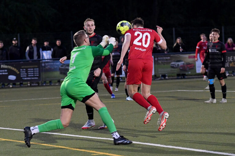 Um den Bruchteil einer Sekunde kommt WSC-Keeper Henrik Pollak zu spät: Lennart Varwick (Nr. 20) lenkt den Ball zum 3:1 für Eintracht Ahaus ins Tor. Foto: MSW
