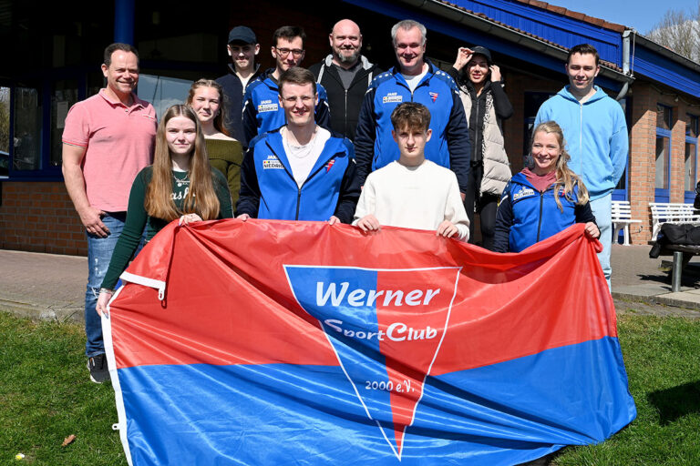 Die gewählten Mitglieder der Jugendabteilungen präsentieren die große Vereinsflagge des WSC. Die Fahne gibt es wie viele andere Fan-Artikel im neuen WSC-Shop zu kaufen. Foto: MSW