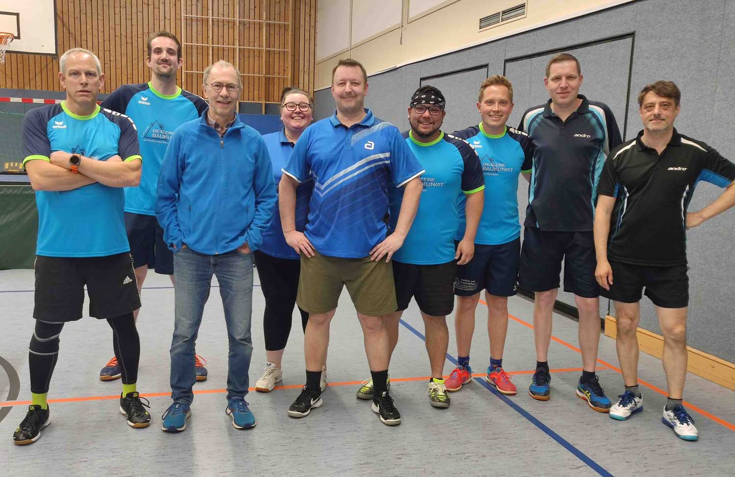 Fototermin nach der Begrüßung vor Beginn der Spiele (von links): Marcel Robnik, Matti Wagner (TTC Bergkamen-Rünthe), Mannschaftskapitän Martin Brocke, Katharina Schwirten, Sascha Fetting (TTC Werne), Andree Le, Nils Quander (TTC Bergkamen Rünthe), Michael Jankord, Daniel Ahlert (TTC Werne). Foto: Verein
