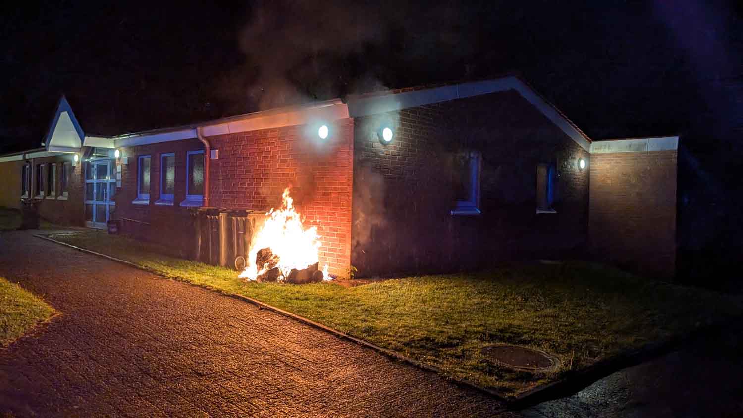 Die Papiertonnen direkt am Kabinentrakt standen in Flammen. Die Feuerwehr hatte den Brand schnell unter Kontrolle. Fotos: FFW