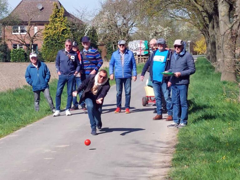 Einen festen Platz im Terminkalender der TOP 50 Gruppe hat das Boßeln. Fotos: Verein