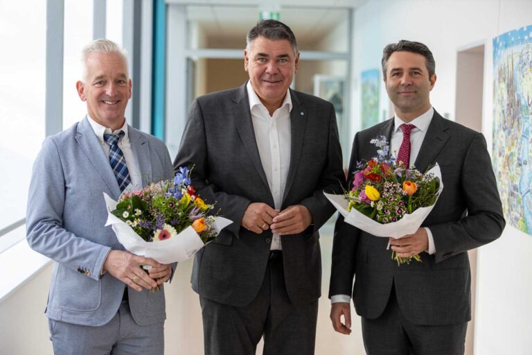 Begrüßung im Verwaltungsvorstand: Landrat Mario Löhr zusammen mit Sven Brüggenhorst (links) und Phillip Reckermann. Foto: Alexander Heine - Kreis Unna