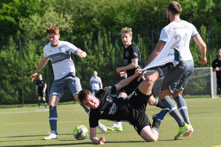 Im Fallen testet der Ibbenbürener Luca Klostermann das Trikot von Jannik Prinz auf Reißfestigkeit, während sich Frederic Fischer (l.) um den Ball kümmert. Foto: MSW