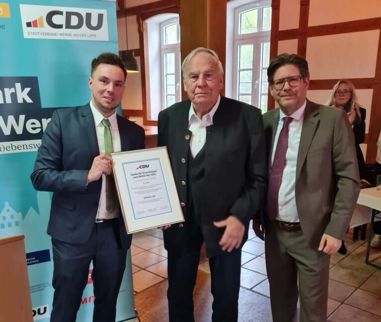 Alt-Bürgermeister Willi Lülf wurde von Martin Cyperski (links) und Marco-Morten Pufke für seine 60-jährige CDU-Mitgliedschaft geehrt. Fotos: privat