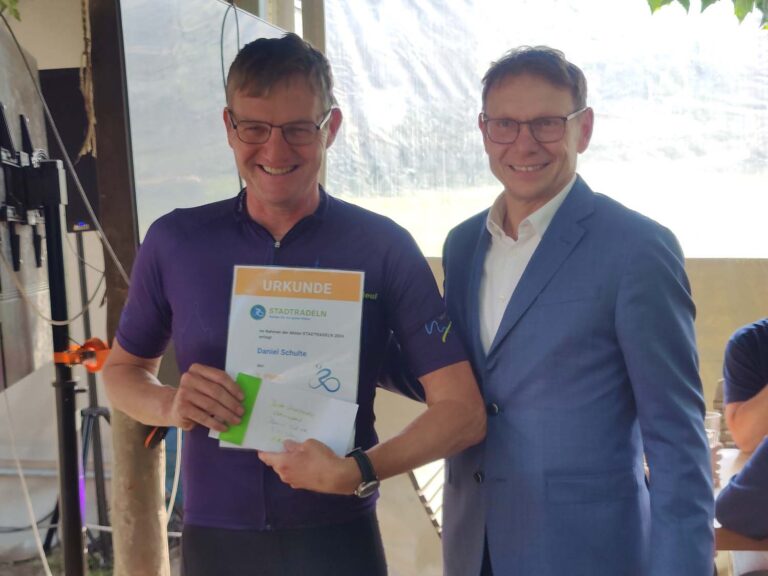 Daniel Schulte (links), hier bei der Ehrung 2024 gemeinsam mit Bürgermeister Lothar Christ, gehört seit vielen Jahren zu den aktiven Stadtradeln-Teilnehmern. Foto: Stadt Werne