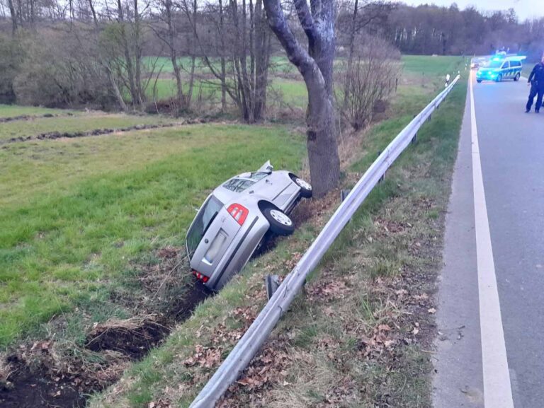 Der Wagen landete auf der Fahrerseite im Straßengraben. Feuerwehr, Rettungsdienst und Polizei waren im Einsatz. Foto: FFW
