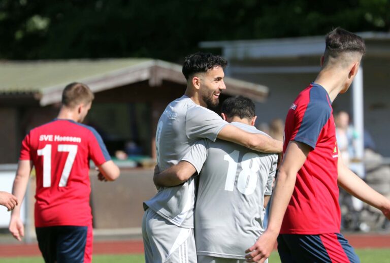 Doppeltorschütze Samet Sahin (links), Firat Isikli und Eintracht Werne feierten einen Kantersieg. Foto: Wagner