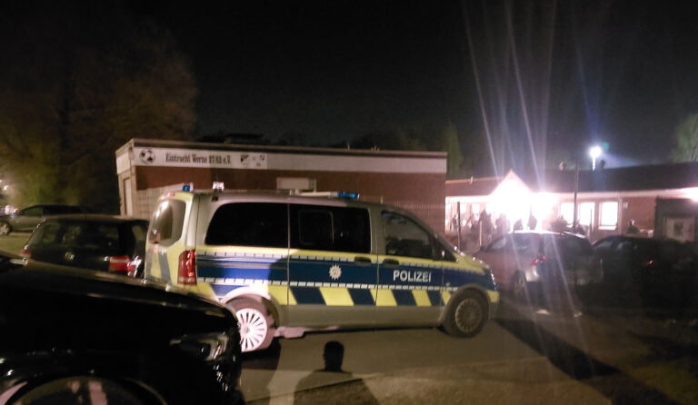 Die Polizei wurde nach dem Spielabbruch der Partie Eintracht Werne gegen TSC Hamm ins Sportzentrum Dahl gerufen. Foto: Wagner