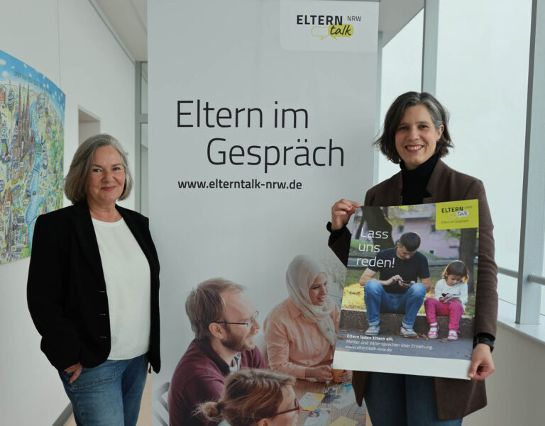 Diplom-Pädagogin Stefanie Daiber (li.) und Sandra Ruiz vom Bündnis für Familie Kreis Unna stellen das Präventionsangebot Elterntalk NRW vor. Foto: Leonie Joost