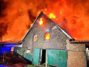 Eine Scheune an der Capeller Straße in Werne brannte lichterloh. Die Feuerwehr war im Großeinsatz. Foto: FFW