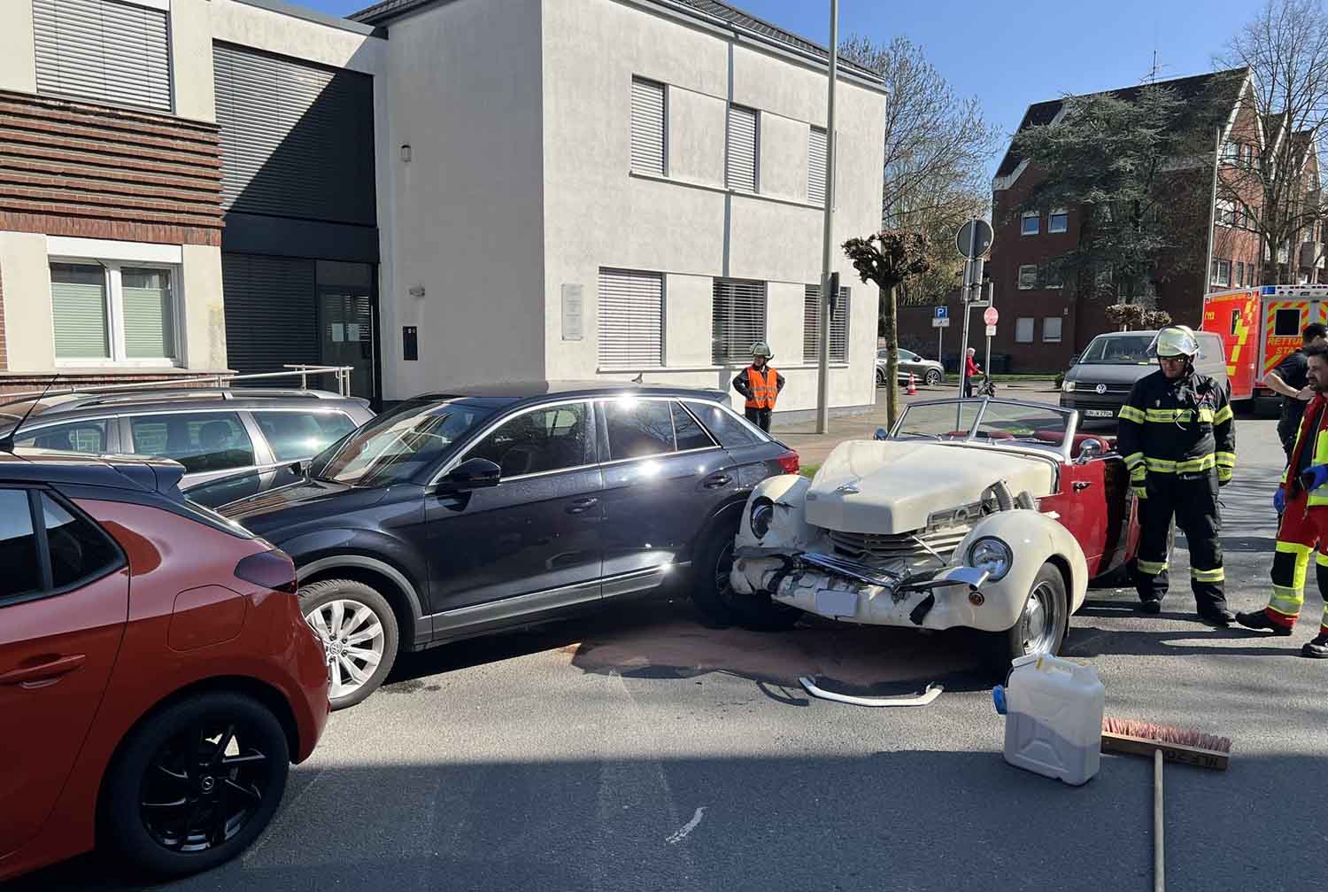 Beim Verkehrsunfall auf der Straße Bült waren vier Fahrzeuge beteiligt. Es gab drei Verletzte. Fotos: FFW