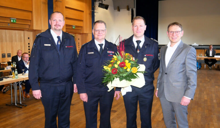 Blumen für den neuen Leiter der Werner Feuerwehr Tobias Tenk im Rat. Im Team mit dem stellvertretenden Leiter Sven Schubert (l.) übernimmt er Mitte Juni die Verantwortung. Noch-Feuerwehr-Chef Thomas Temmann (2.v.l.) und Bürgermeister Lothar Christ freut´s. Foto: Gaby Brüggemann