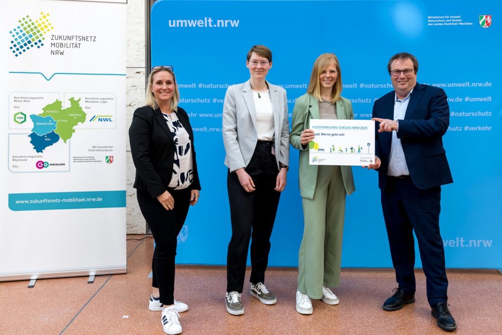 Werne zählte zu den Gewinnern des "Fußverkehrs-Checks NRW 2025" des Zukunftsnetzwerks Mobilität NRW. Die Urkunde überreichte Minister Oliver Krischer: Foto: Copyright Smilla