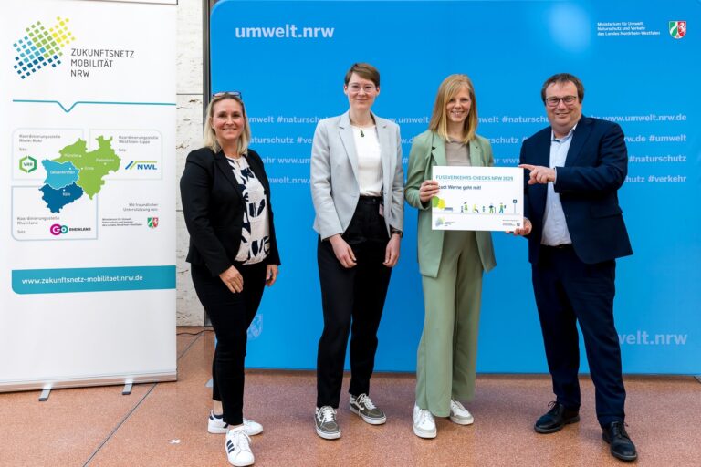 Werne zählt zu den Gewinnern des "Fußverkehrs-Checks NRW 2025" des Zukunftsnetzwerks Mobilität NRW. Die Urkunde überreichte Minister Oliver Krischer: Foto: Copyright Smilla