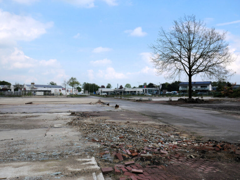 Abgeräumt sind inzwischen die Gebäude auf dem ehemaligen Standort von Höttcke Holz (von der Lippestraße aus gesehen). Hier sollen innenstadtnah Merhfamilien- und Reihenhäuser entstehen. Foto: Gaby Brüggemann