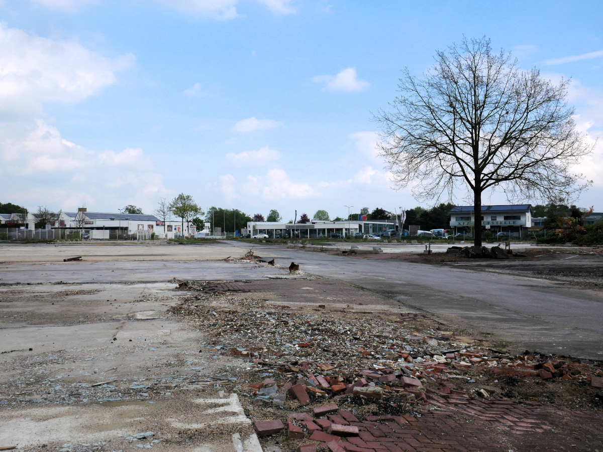 Abgeräumt sind inzwischen die Gebäude auf dem ehemaligen Standort von Höttcke Holz (von der Lippestraße aus gesehen). Hier sollen innenstadtnah Merhfamilien- und Reihenhäuser entstehen. Foto: Gaby Brüggemann