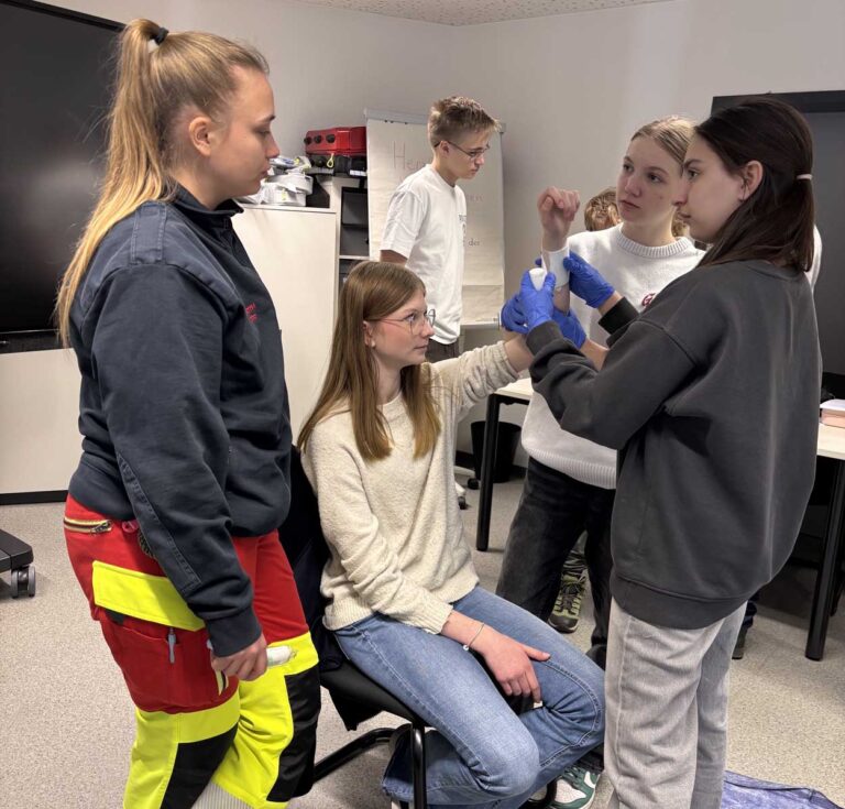 Schülerinnen legten beim diesjährigen Boys and Girls Day einen Druckverband an – angeleitet von einer Auszubildenden als Notfallsanitäterin. Fotos: Stadt Werne Gleichstellung