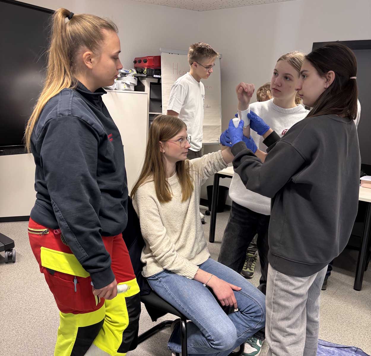 Schülerinnen legten beim diesjährigen Boys and Girls Day einen Druckverband an – angeleitet von einer Auszubildenden als Notfallsanitäterin. Fotos: Stadt Werne Gleichstellung