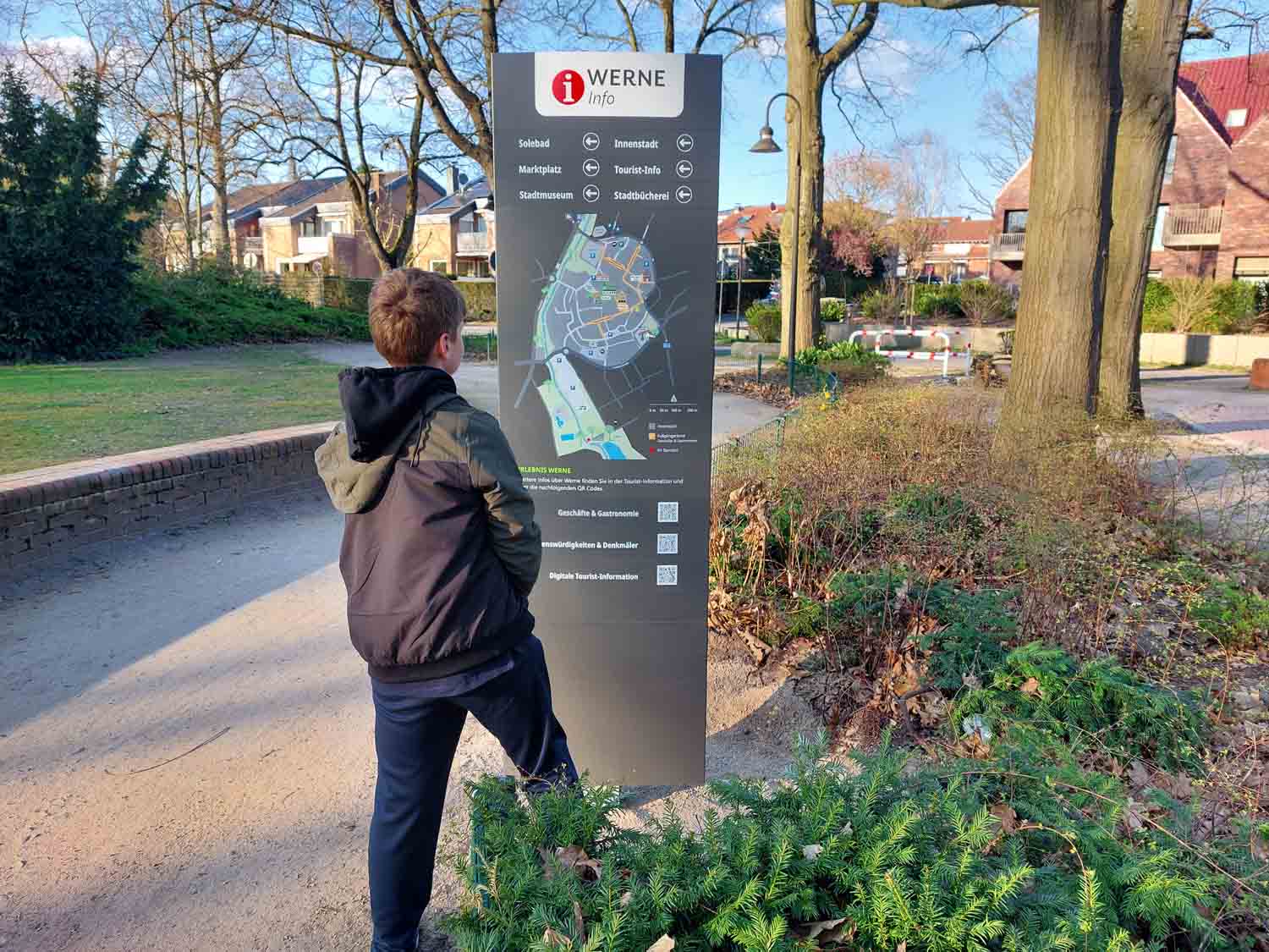 Eine der Info-Stelen befindet sich am Spielplatz im Schatten des Gradierwerks. Foto: Wagner