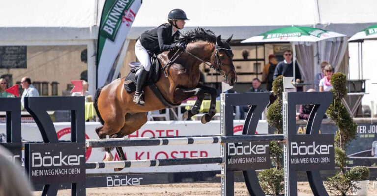 Jordis Sult mit Cliff 5: Ihr erster Start bei einem Springen der Klasse M wurde direkt mit Rang acht belohnt. Foto: Tatjana Schäfer