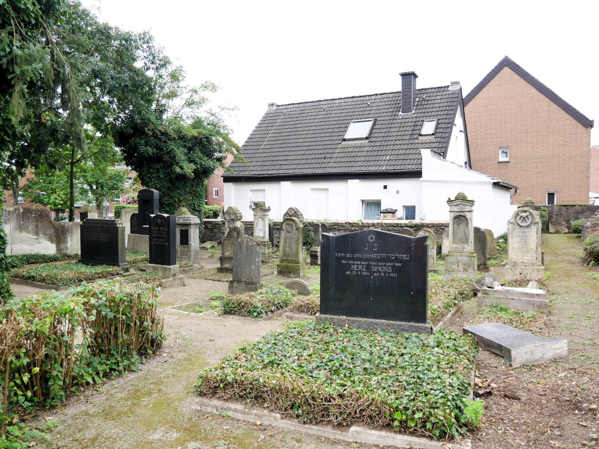 Ein Sturm hatte auf dem Jüdischen Friedhof an der der Südmauer an einigen Grabstätten Schäden verursacht. Fotos: Gaby Brüggemann