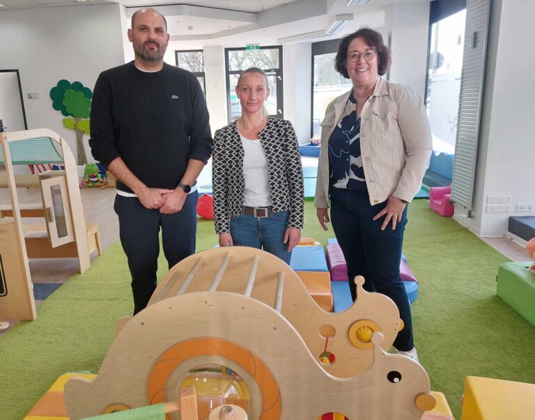 Jugendamtsleiter Maik Rolefs stellte das neue Qualifizierungsangebot zusammen mit Susanne Trafelet (FBS) und Elisabeth Meßner (rechts), Fachberatung Kindertagespflege im Familiennetz, vor. Foto: Wagner