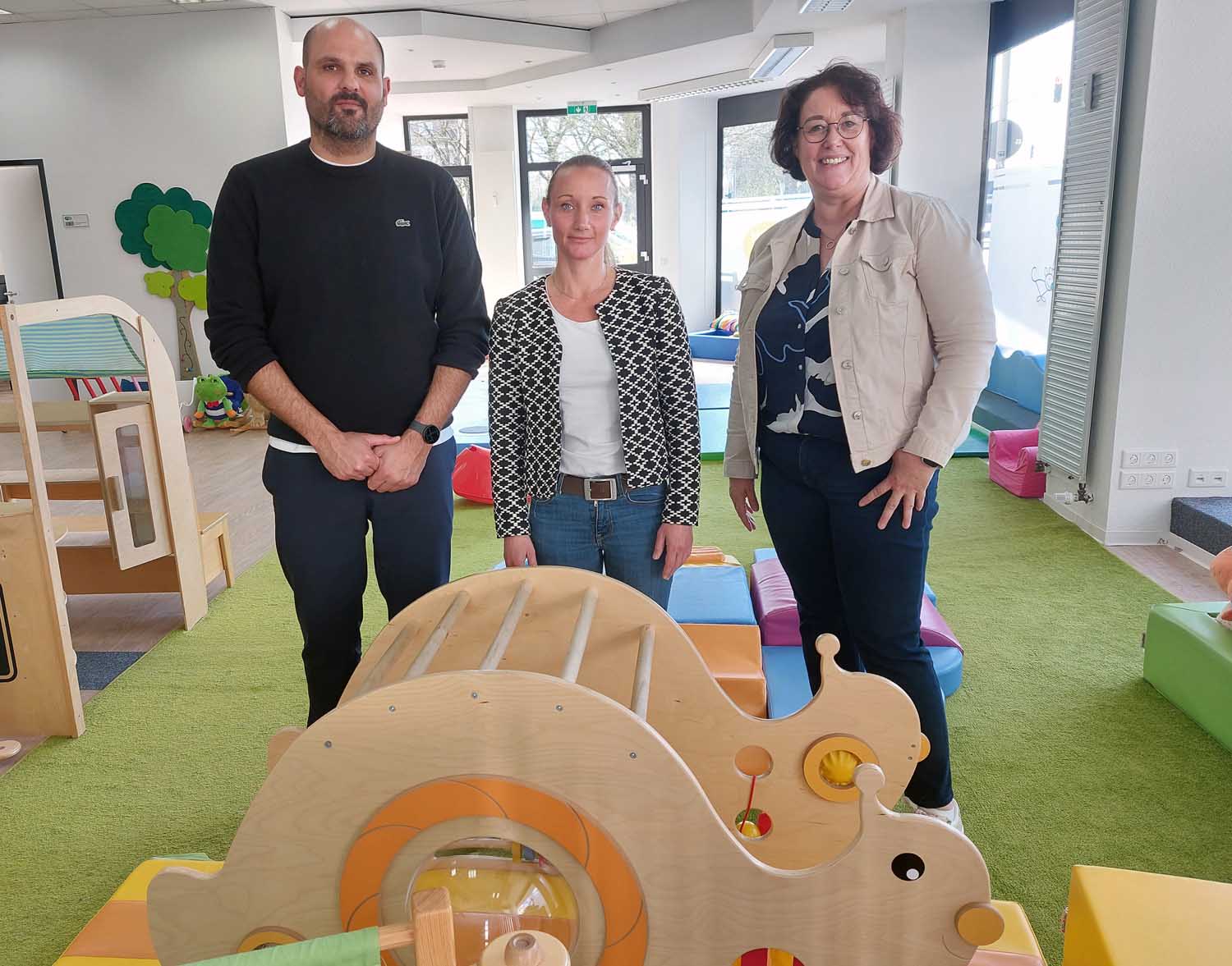 Jugendamtsleiter Maik Rolefs stellte das neue Qualifizierungsangebot zusammen mit Susanne Trafelet (FBS) und Elisabeth Meßner (rechts), Fachberatung Kindertagespflege im Familiennetz, vor. Foto: Wagner