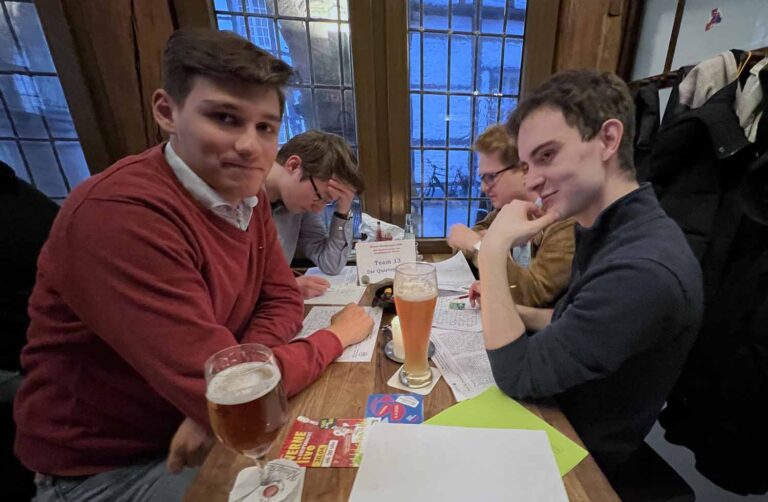 Bei den einzelnen Teams des Kneipenquiz' rauchten wieder die Köpfe: Foto: Verein