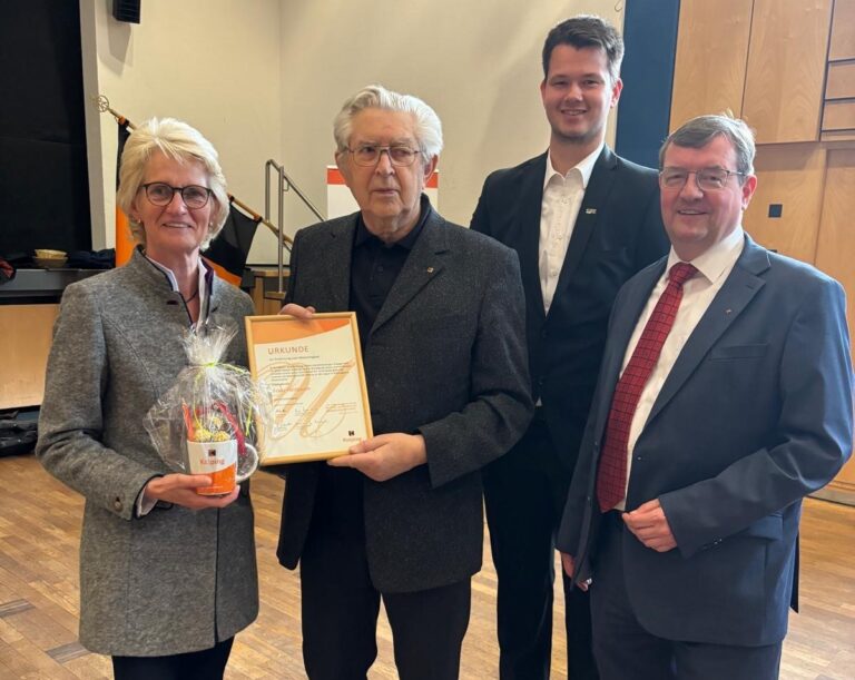 Franz Heitbaum, bisher stellvertretender Vorsitzender, kandidierte nicht mehr. Für sein jahrzehntelanges Engagement im Vorstand und bei der Organisation zahlreicher Veranstaltungen wurde er mit einer Ehrenurkunde des Kolpingwerks geehrt. Fotos: privat