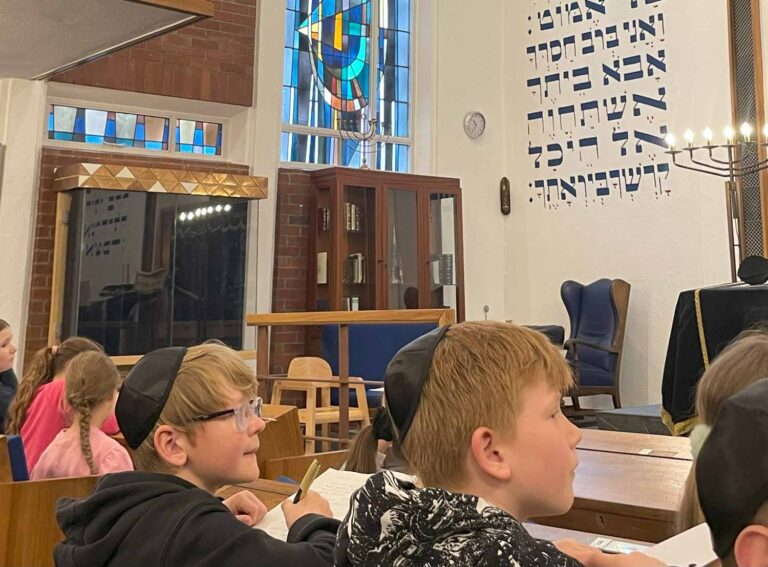 Die Viertklässer der Stockumer Grundschule befassten sich in einer Projektwoche mit den Weltreligionen. Fotos: Schule