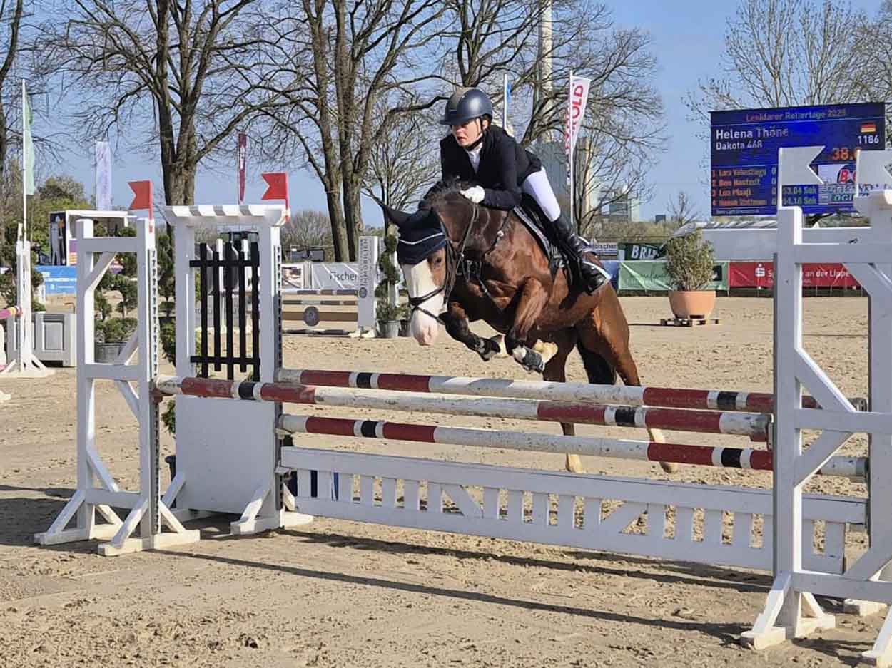 Helena Thöne und Dakota vom Reitverein St Georg Werne belegten zum Auftakt der Lenklarer Reitertage 2025 Platz zwei in einer Ponyspringprüfung. Fotos: Verein