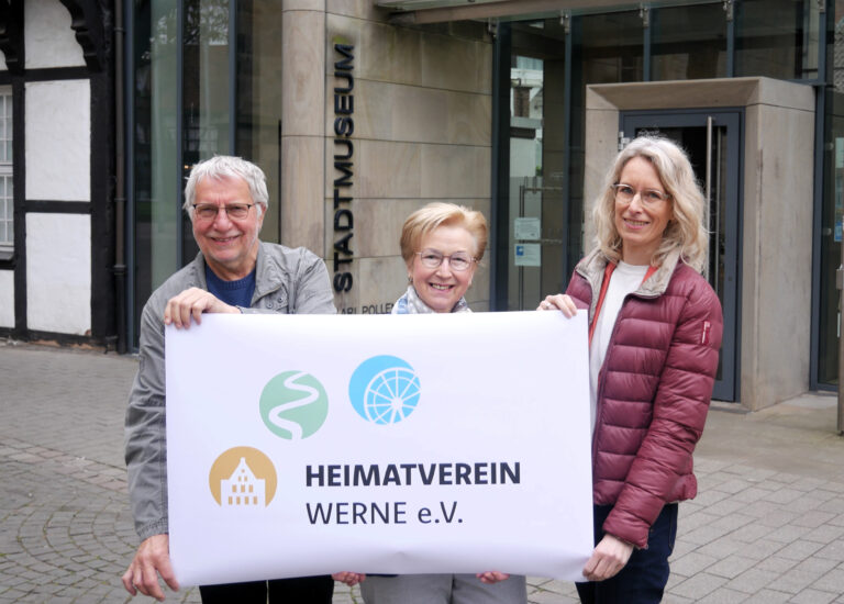 Mario Neubauer, Barbara Schaewitz und Alexandra Auschrat zeigen das neue Logo mit den "Werne-Dots" vor. Foto: Gaby Brüggemann