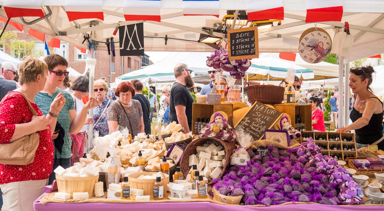 Am Sonntag, 27. April, findet der große Altstadtmarkt mit verkaufsoffenem Sonntag in Lüdinghausen statt. Fotos: LH Marketing