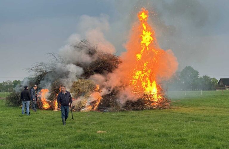 Auch bei nicht idealen Wetterbedingungen fand das Osterfeuer der Martinsgesellschaft großen Anklang. Fotos: Verein