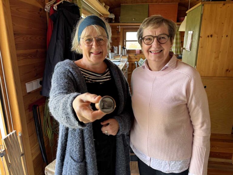 Petra Deutsch nahm den Stempel aus den Händen von Gabriele Kranemann, Vorsitzende des Fördervereins Jakobsweg Werne, entgegen. Foto: Hubert Kramer