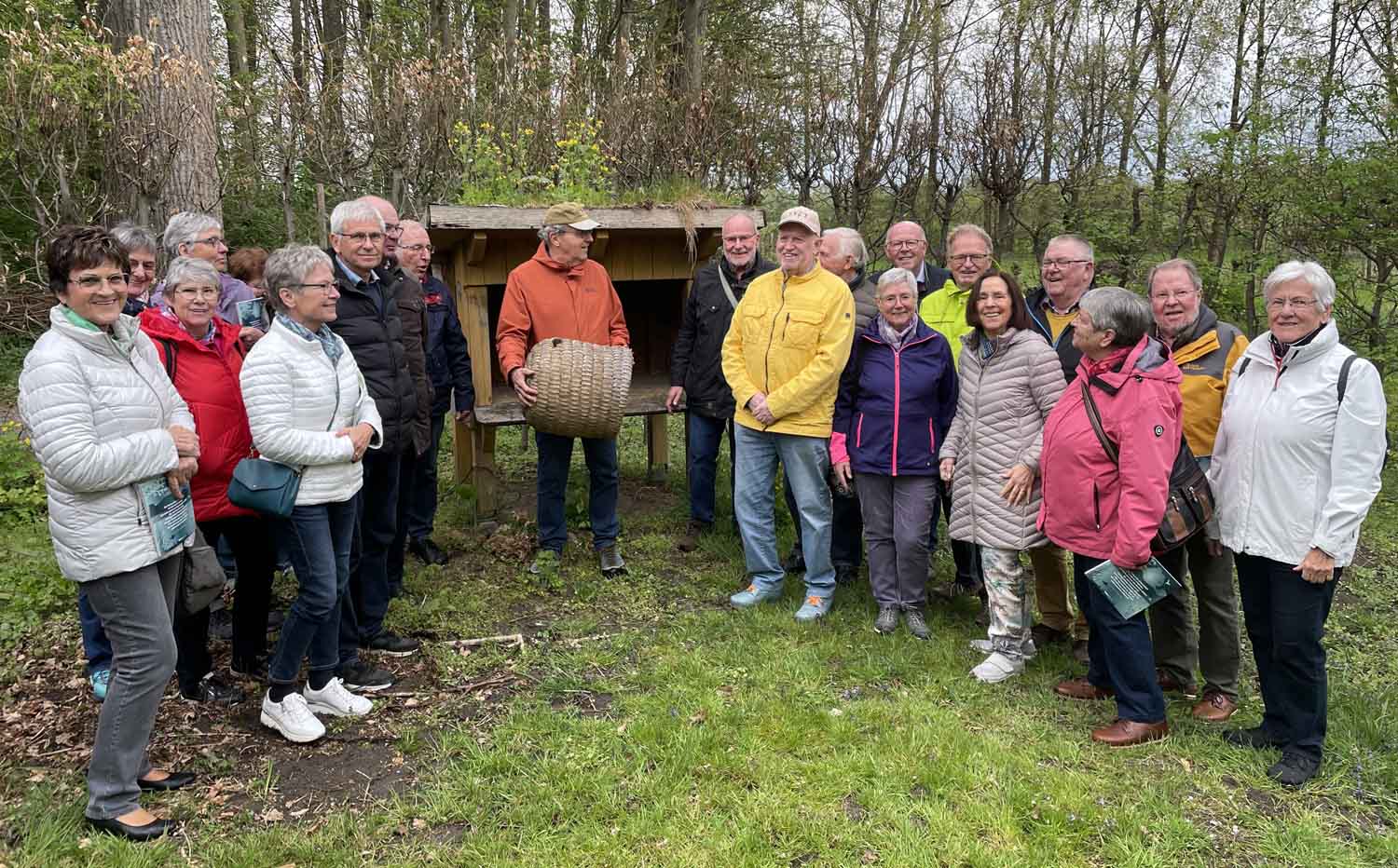 Einen Einblick in die Imkerei erhielten die CDU-Seniorinnen und -Senioren. Foto: privat