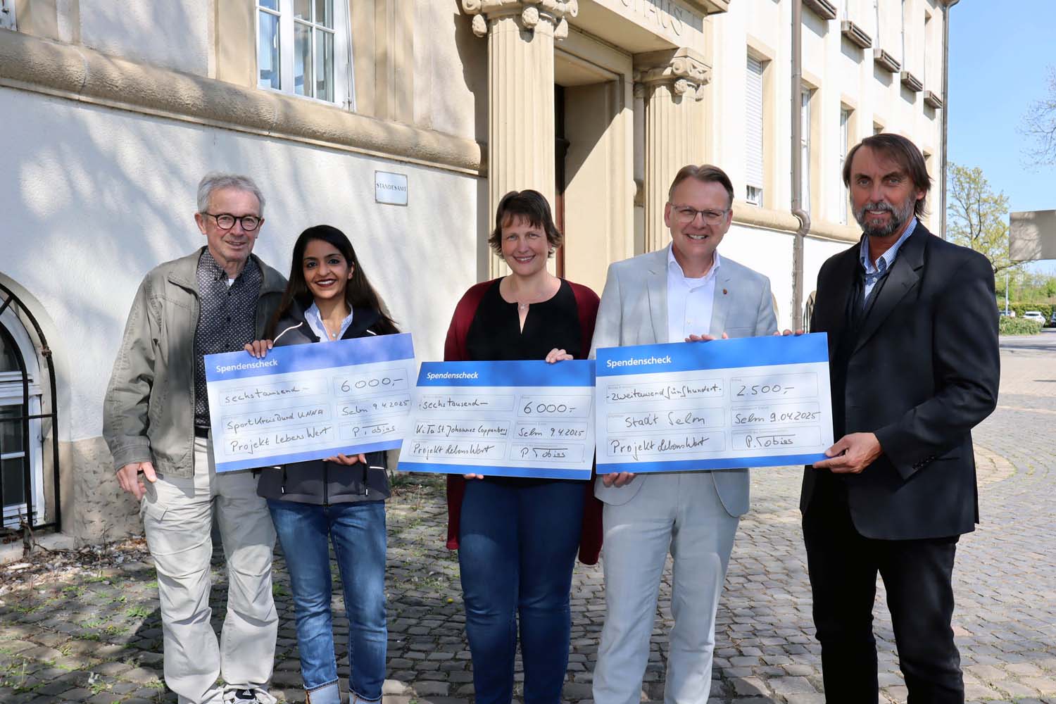 Pater Tobias Breer (r.) überreichte die Spenden symbolisch an Manfred Kalix (v.l.), Alina Manjal, Melanie Willfroth und Bürgermeister Thomas Orlowski. Foto: Stadt Selm