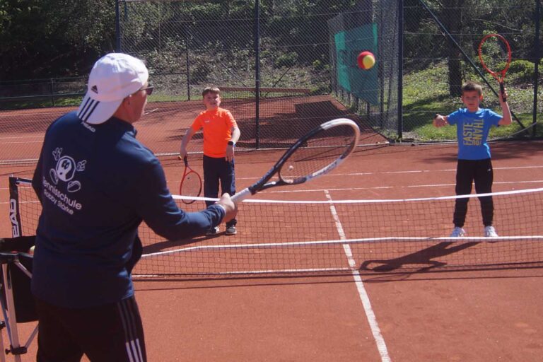 Der TC Blau-Weiß Werne und die Tennisschule Robby Stärke laden zum Tag der offenen Tür ein. Foto: Verein