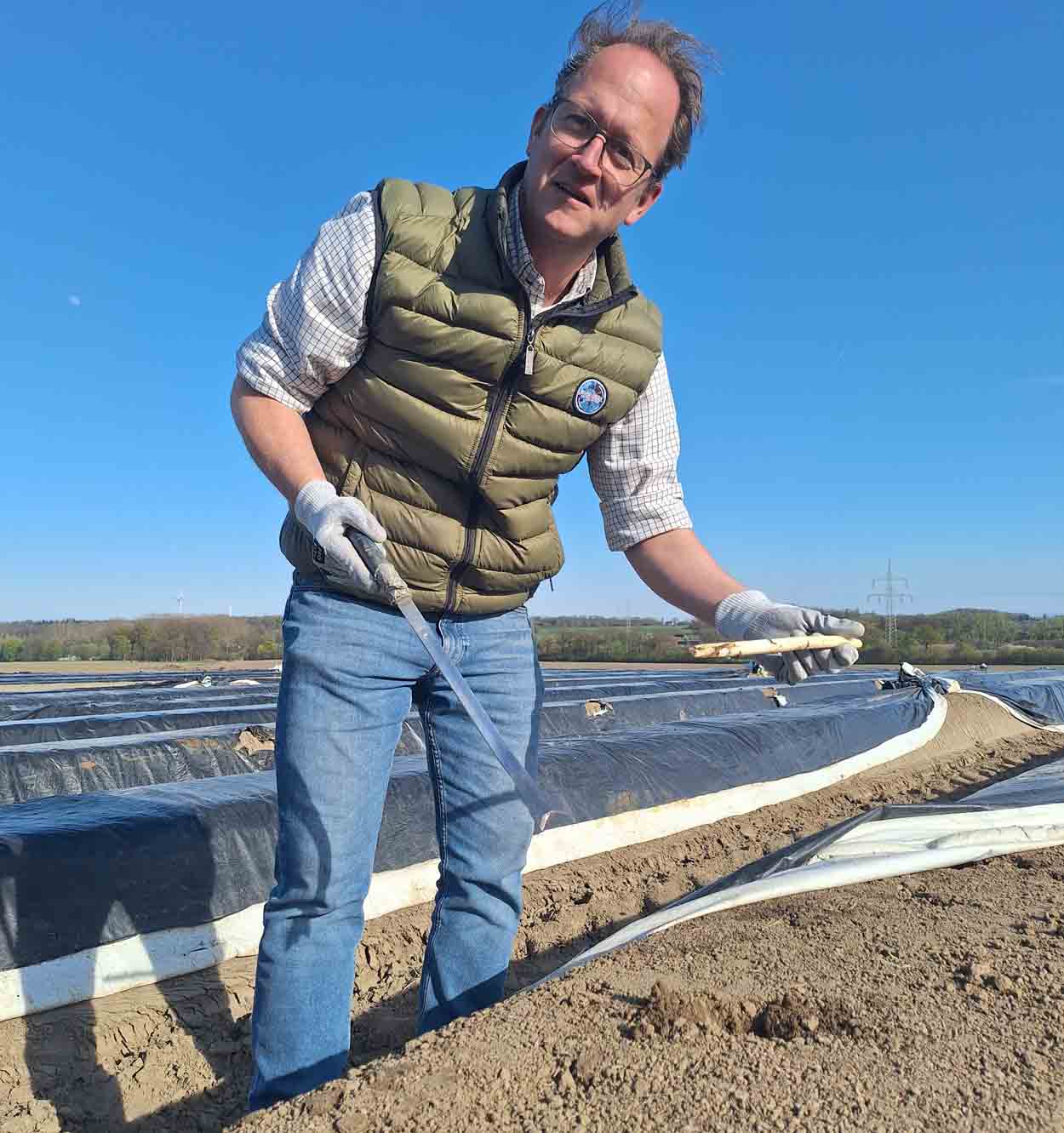 Der erste Spargel wird von Thorsten Bleckmann gestochen. Fotos: privat