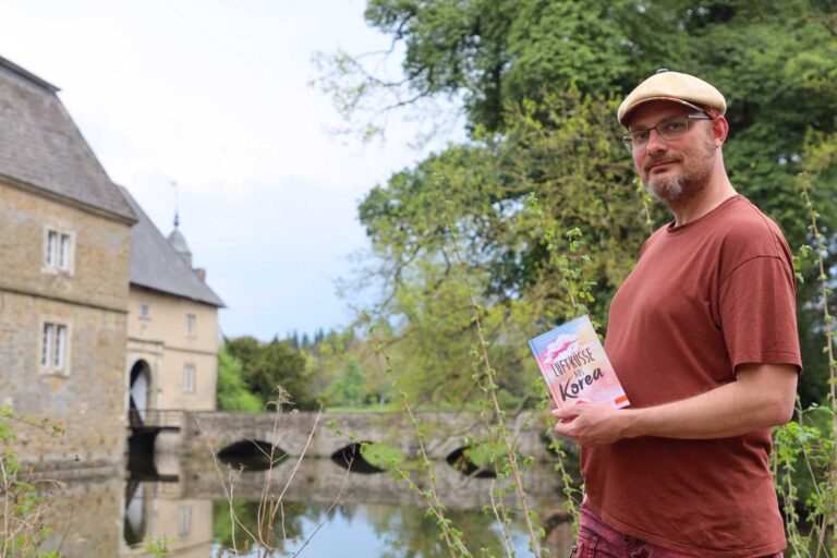 "Luftküsse aus Korea", das neue Werk von Oliver Uschmann und Sylvia Witt. Ortsansässige werden Herbern im Ort wiedererkennen. Auch Westerwinkel ist hier ein Ort des Geschehens. Foto: Isabel Schütte