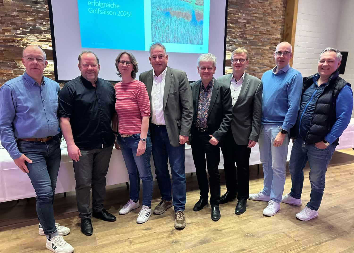 Auf dem Bild der wiedergewählte Vorstand (von links): Jens Szelong, Spielführer Beppo Löcke, Christa Korthoff, Vizepräsident Dr. Uli Paschedag, Präsident Benedikt Striepens, Schatzmeister Ulrich Beckmann, Alexander Lethen und Rolf Bennemann. Es fehlt Burkhard Hessing. Foto: Sibylle Arlinghaus