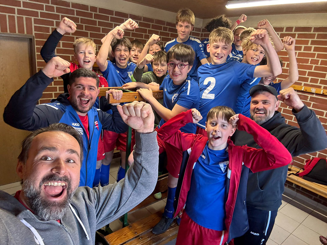 Die D1-Junioren haben in dieser Spielzeit oft Grund zum Jubeln. Hier feiert das Team den 2:0-Derbysieg in Nordkirchen über die D1 von Norsüdcap. Foto: WSC