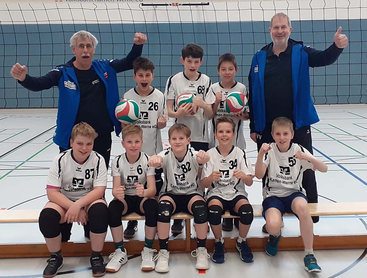 Die WSC-Mannschaft freut sich (hinten, v.l.): Bronek Bakiewicz, Felix Effgen, Konstantin Altfeld, Jonas Hörstrup, Bernd Purzner und (vorne v.l.) Lenny Krutwage, Tom Köhling, Peter von Frantzius, Leon Böhnke, Anton Liefkes. Foto: Kollhoff