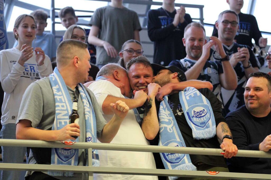 LBW-Kapitän Lukas Wiedey wurde auf der Tribüne in Hagen kräftig geherzt. Foto: Timo Wagner